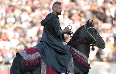 Prezentare spectaculoasă a fostului jucător de la Barcelona! A venit cu elicopterul la stadion și s-a costumat în rege