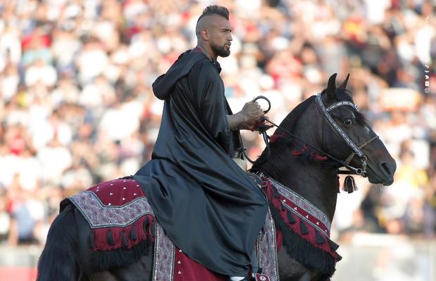 Prezentare spectaculoasă a fostului jucător de la Barcelona! A venit cu elicopterul la stadion și s-a costumat în rege
