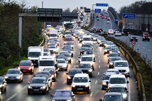 UE pregătește în 2024 modificări majore pentru șoferii cu permis categoria B, care ar urma să conducă vehicule de până la 4,25 tone. În plus, carnetul se va putea obține de la 17 ani. Foto: Imago