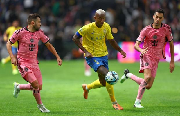 „Explozie” după ce echipa lui Ronaldo a zdrobit echipa lui Messi » Glumele care au „împânzit” internetul