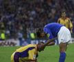 Damiano Tommasi îl consolează pe Gică Hagi în Italia - România 2-0, Euro 2000