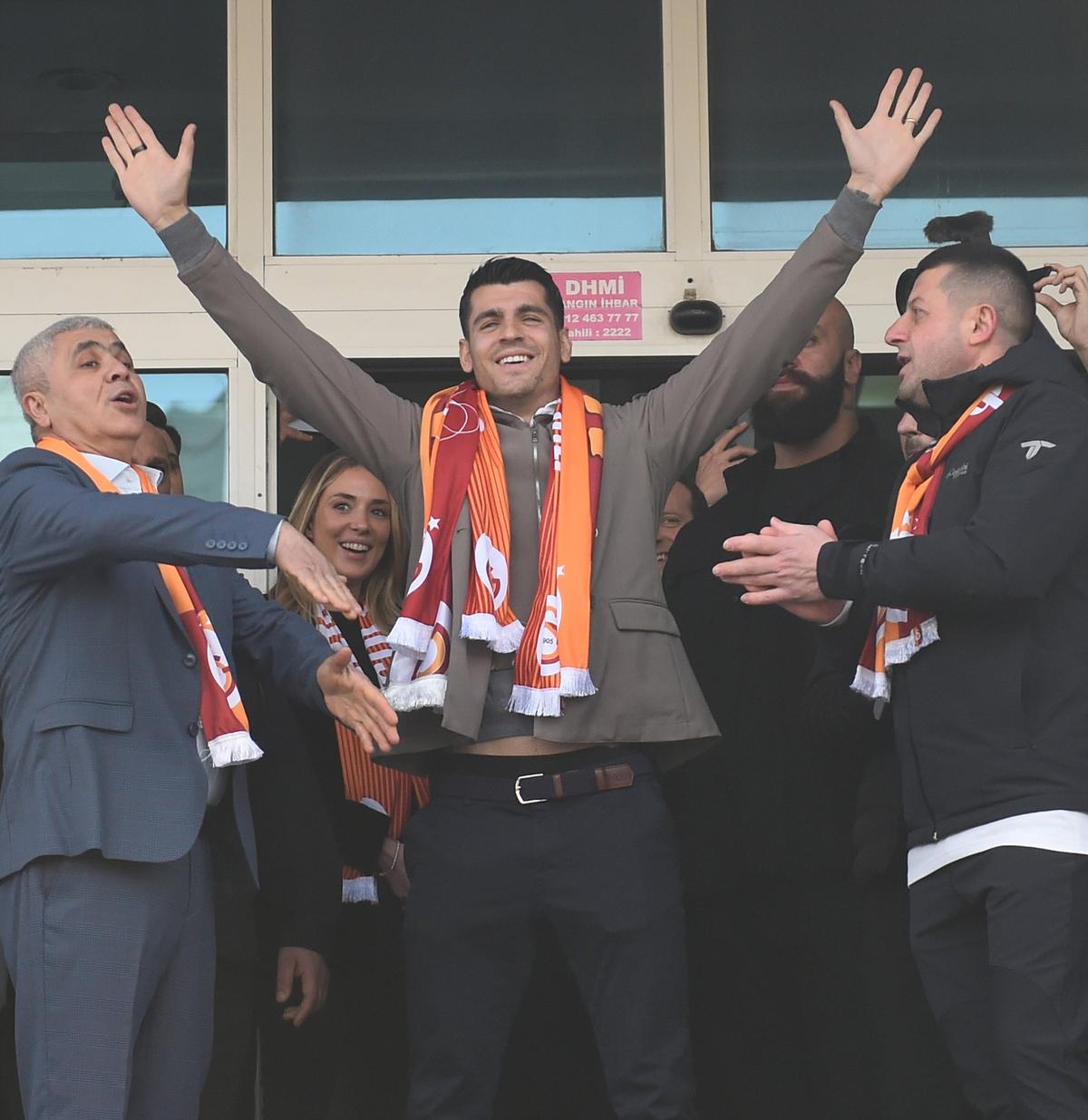 Mii de fani ai lui Galatasaray l-au așteptat pe Alvaro Morata la aeroport