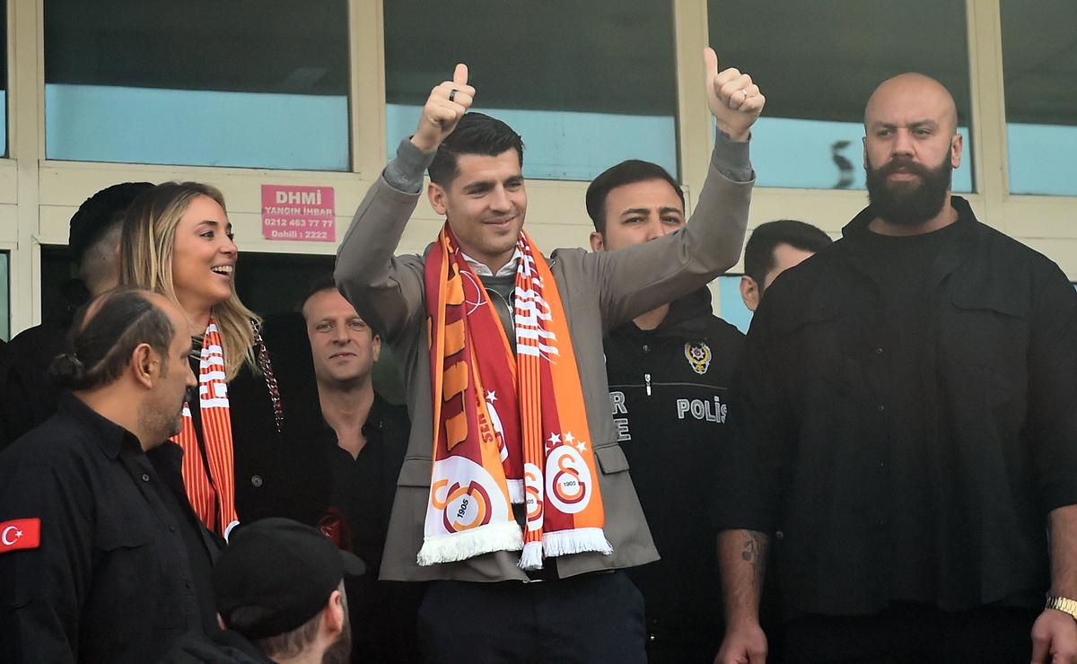 Alvaro Morata întâmpinat de fanii lui Galatasaray