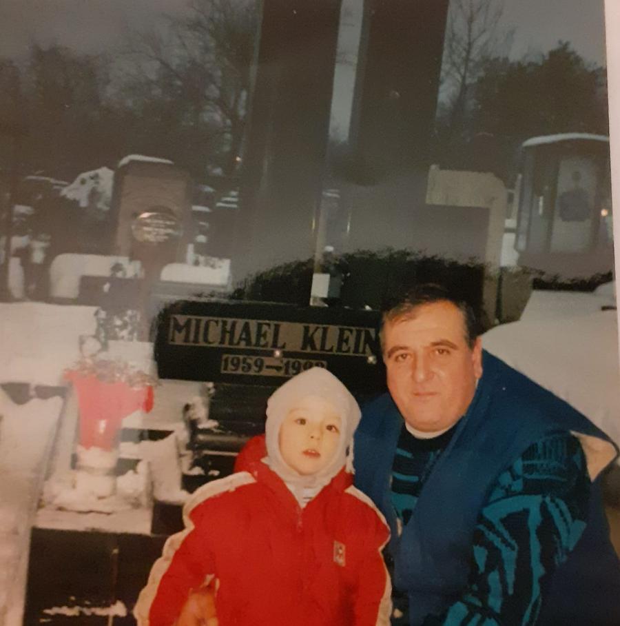 Martin Klein la mormântul lui Mișa din Hunedoara, alături de nepotul lui, fiul surorii mai mici. Foto: arhiva personală Interviu tulburător cu fratele lui Michael Klein, la 32 de ani de la decesul fostului „tricolor”: „Soția și fiica sunt ahtiate după bani. Își bat joc de numele bietului Mișa”