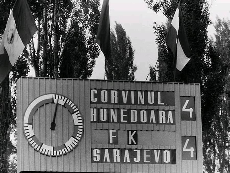 Tabela stadionului din Hunedoara la capătul unui meci epic din Cupa UEFA. Sursa: facebook Interviu tulburător cu fratele lui Michael Klein, la 32 de ani de la decesul fostului „tricolor”: „Soția și fiica sunt ahtiate după bani. Își bat joc de numele bietului Mișa”