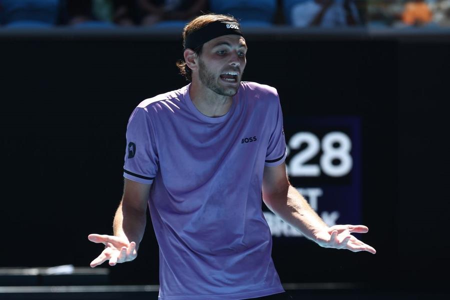 Taylor Fritz la Australian Open 2025 Foto: Guliver/GettyImages Naufragiul generației de tranziție a jucătorilor născuți în anii ‘90 » Un singur titlu de Grand Slam, amenințați de tinerii rapizi și încrezători care vin puternic peste ei