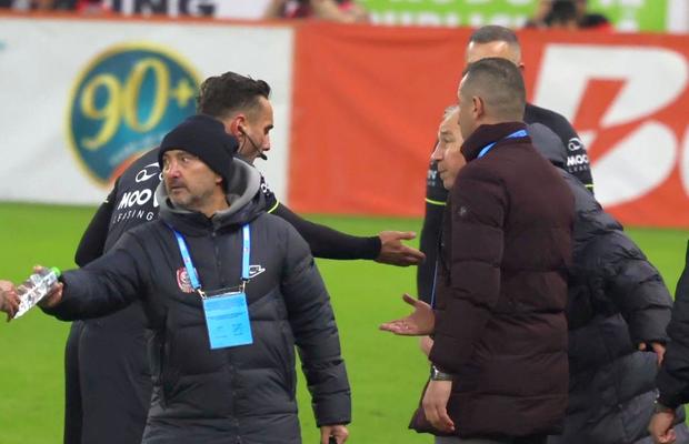 Ce nu s-a văzut la TV în FCSB - CFR Cluj » Nervii lui Dan Petrescu, capriciosul Florin Tănase și consternare din tribune: „De ce îl bagă pe ăsta?!”