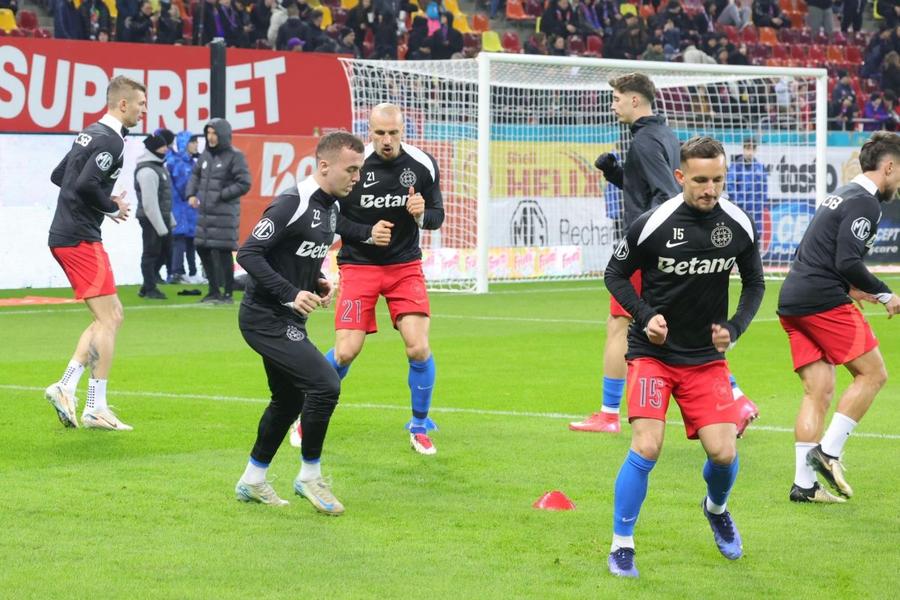 Imagine de la încălzire înainte de FCSB - CFR Cluj. Mihai Toma, alături de titularii roș-albaștrilor / foto: Ionuț Iordache GSP De ce a fost scos în ultima clipă Alexandru Musi din echipa de start cu CFR Cluj
