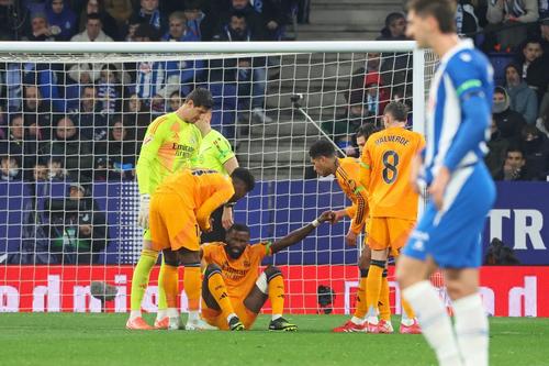 Coechipierii îl ajută pe Antonio Rudiger să se ridice / Foto: Imago
