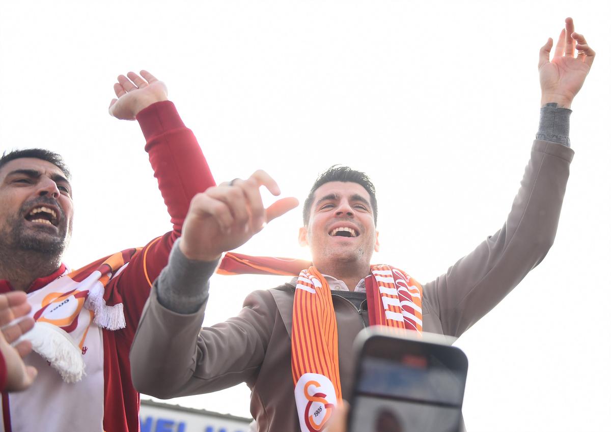 Mii de fani ai lui Galatasaray l-au așteptat pe Alvaro Morata la aeroport