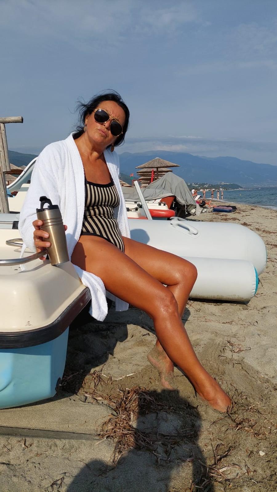 Adriana Klein într-o vacanță în Grecia. Sursa: facebook Interviu tulburător cu fratele lui Michael Klein, la 32 de ani de la decesul fostului „tricolor”: „Soția și fiica sunt ahtiate după bani. Își bat joc de numele bietului Mișa”