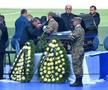 De la geniu la geniu. Gheorghe Hagi sărută fotografia cu Ilie Balaci, pe stadionul Oblemenco