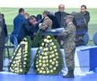 De la geniu la geniu. Gheorghe Hagi sărută fotografia cu Ilie Balaci, pe stadionul Oblemenco