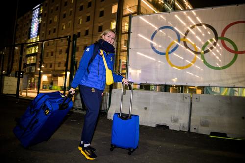 O sportiviă din Suedia sosind în Satul Olimpic de la ilano FOTO Imago Images