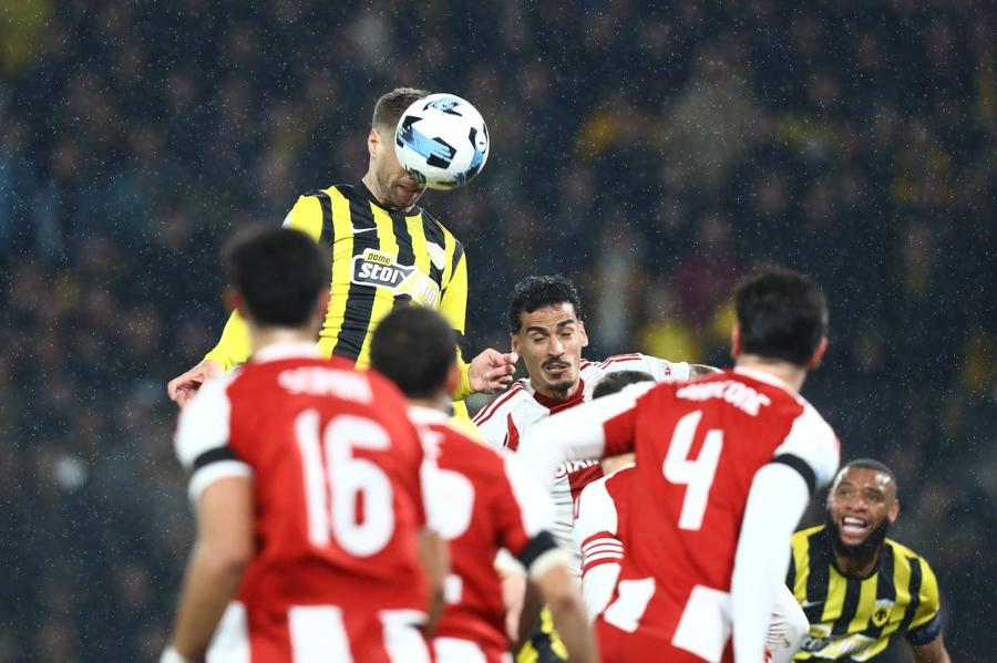 Patronul lui Răzvan Marin a sprintat spre gazon, după un derby decis de penalty-ul din minutul 90+16: „A fost Vestul Sălbatic. L-a atacat pe antrenor!”