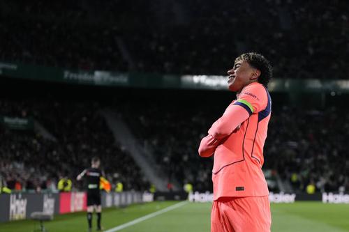 Lamine Yamal sărbătorește ca Neymar golul cu care Barcelona a deschis scorul la Elche (3-1) / Foto: Imago
