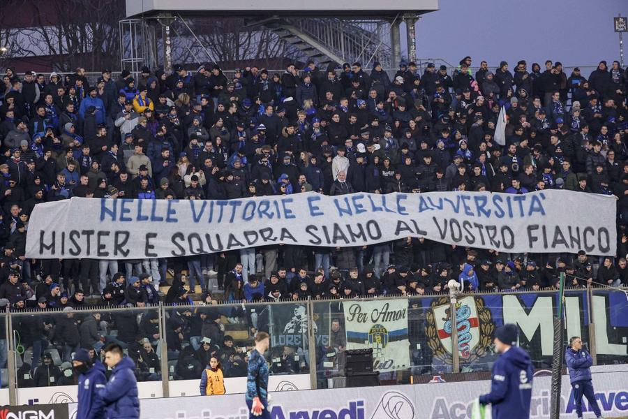 Petarda a fost aruncată din sectorul în care fanii lui Inter au afișat mesajul „la victorii și în momentele dificile suntem alături de antrenor și de echipă” / Foto: Imago Suporterul lui Inter care a aruncat petarda și-a pierdut 3 degete și va fi arestat!