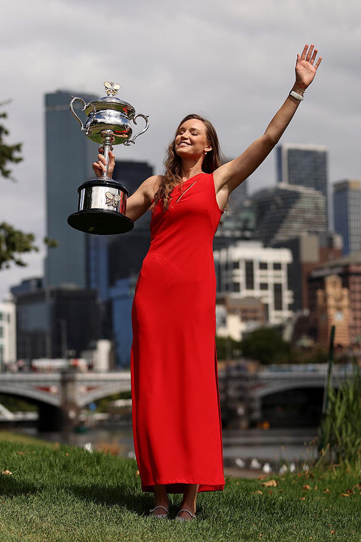 Elena Rybakina, ședință foto cu trofeul de la Australian Open