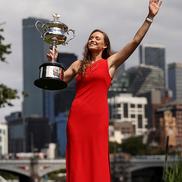 Elena Rybakina cu trofeul de la Australian Open Foto: Guliver/GettyImages