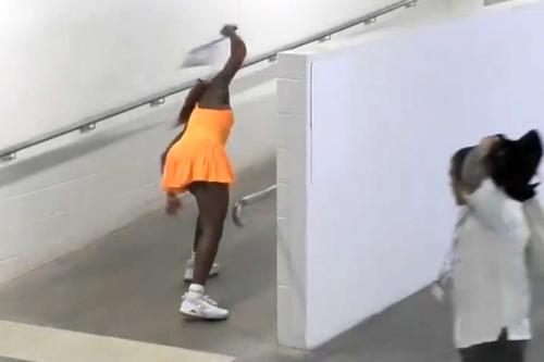 Coco Gauff s-a enervat și a dat cu racheta de pământ, după ce a fost eliminată de la Australian Open 2026