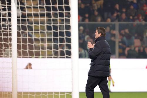 Cristi Chivu a mers în fața suporterilor nerazzurri pentru a-i ruga să nu anuleze rezultatul din teren al lui Inter la Cremona / Foto: Imago