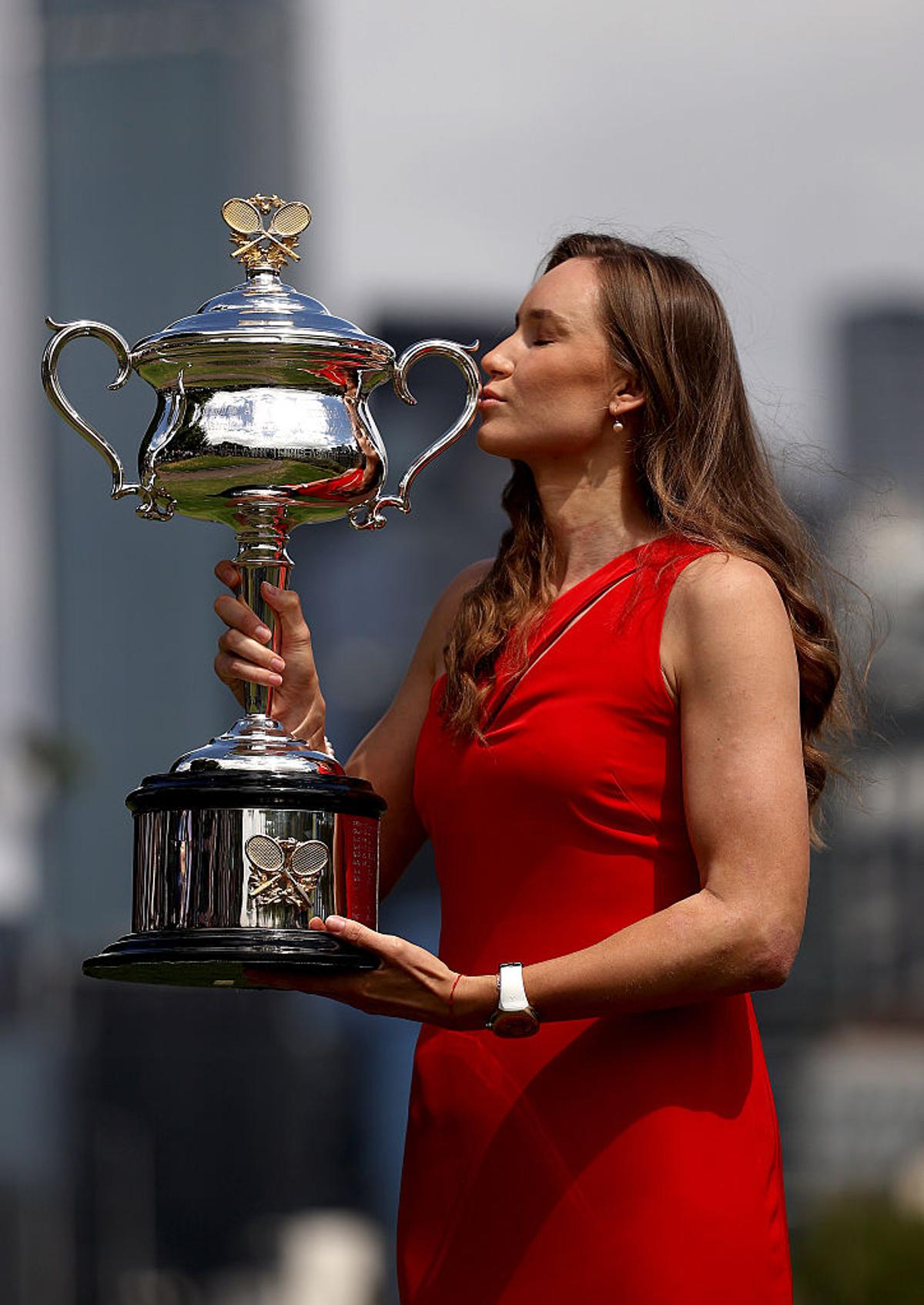 Elena Rybakina, ședință foto cu trofeul de la Australian Open