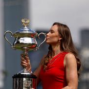 Elena Rybakina cu trofeul de la Australian Open Foto: Guliver/GettyImages