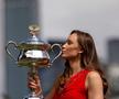 Elena Rybakina cu trofeul de la Australian Open Foto: Guliver/GettyImages
