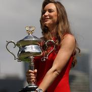 Elena Rybakina cu trofeul de la Australian Open Foto: Guliver/GettyImages