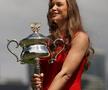 Elena Rybakina cu trofeul de la Australian Open Foto: Guliver/GettyImages