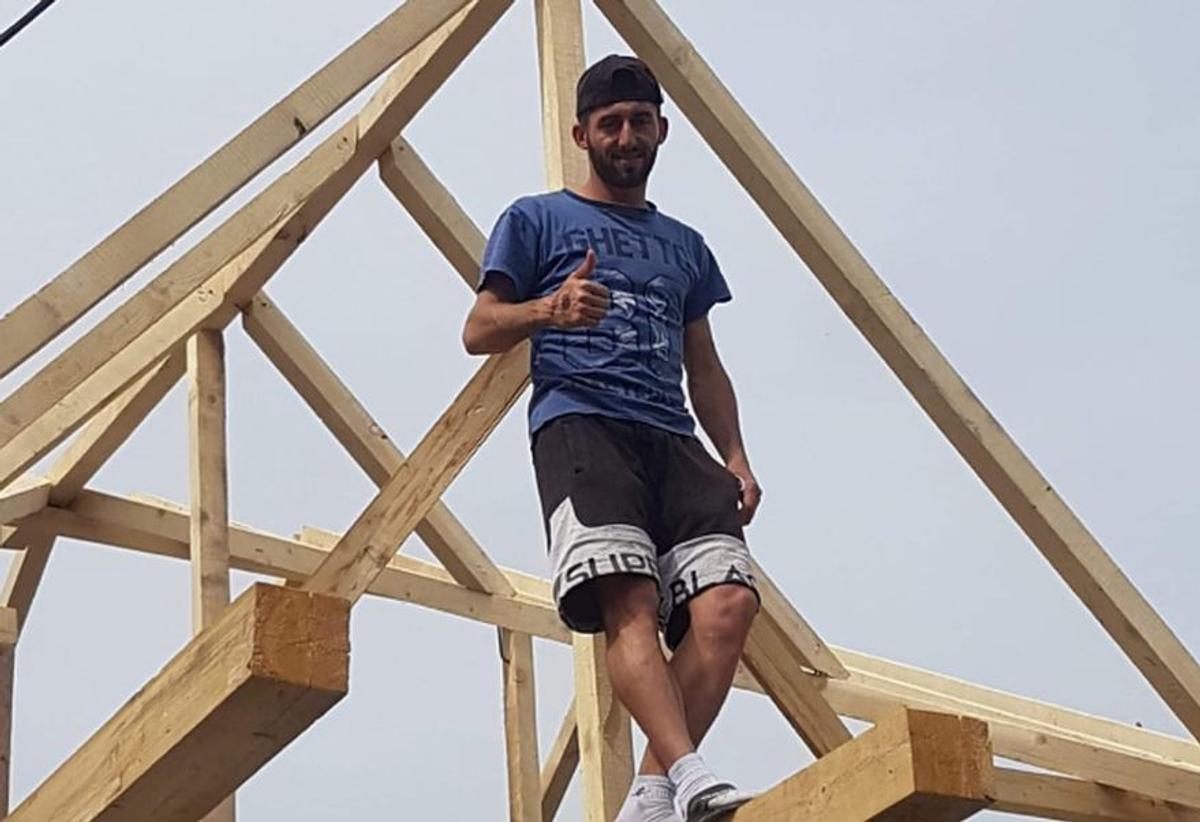 FOTO Povestea emoționantă a unui jucător din Liga 1: de 5 ani muncește la casa lui, după ce a trecut peste moartea tatălui » „Sunt mândru că o fac cu mâinile mele”