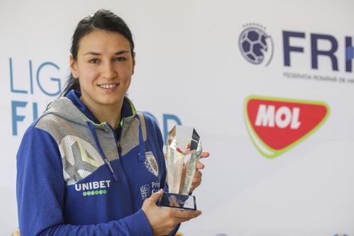 Cristina Neagu cu trofeul primit de la FRH FOTO Octav Ganea