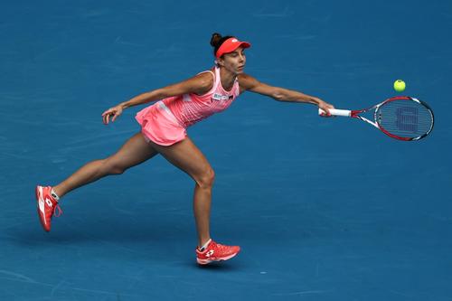 Mihaela Buzărnescu în acțiune pe hard-ul de la Melbourne FOTO Guliver/GettyImages