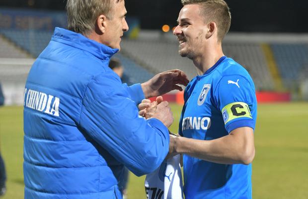 FOTO Moment emoționant pentru Emil Săndoi » Ce cadou a primit din partea rivalilor: „Craiova e sufletul meu!”