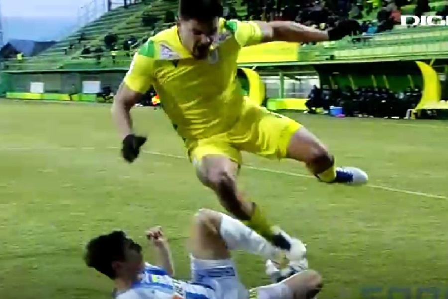 Intrarea întârziată a lui Vătăjelu asupra lui Buziuc, Mioveniului i se refuză un penalty / Captură Digi Sport „Toți ne plâng de milă, noi rămânem fără puncte din cauza arbitrilor” » Apel disperat al unui club din Liga 1