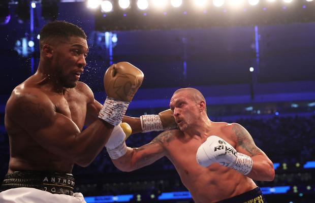 Oleksandr Usyk, campionul mondial la categoria grea, s-a alăturat fraților Klitschko și luptă să apere Kievul
