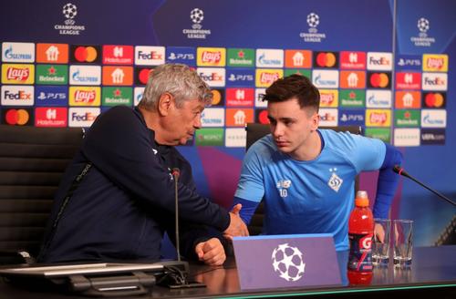 Marți seară au intrat în România două autocare cu rude ale jucătorilor de la Dinamo Kiev. S-a ocupat de întreaga operațiune Mircea Lucescu, antrenorul campioanei Ucrainei