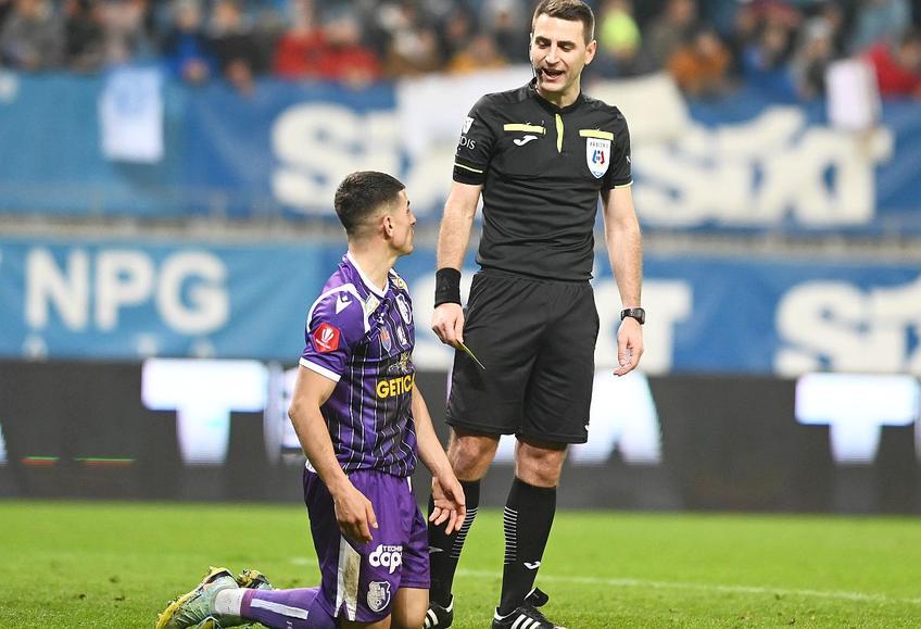 Costinel Tofan a primit „galben” după hențul din CSU Craiova - FC Argeș // foto: Imago Images