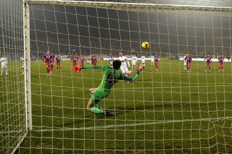 Grigore l-a ridiculizat pe Tătărușanu în derby-ul de pe 1 martie 2014 / FOTO: Arhivă Gazeta Sporturilor Vestitorul primăverii » Eroul Rapidului nu e la prima ispravă: acum 9 ani, în aceeași zi, marca alt gol de poveste în Liga 1!