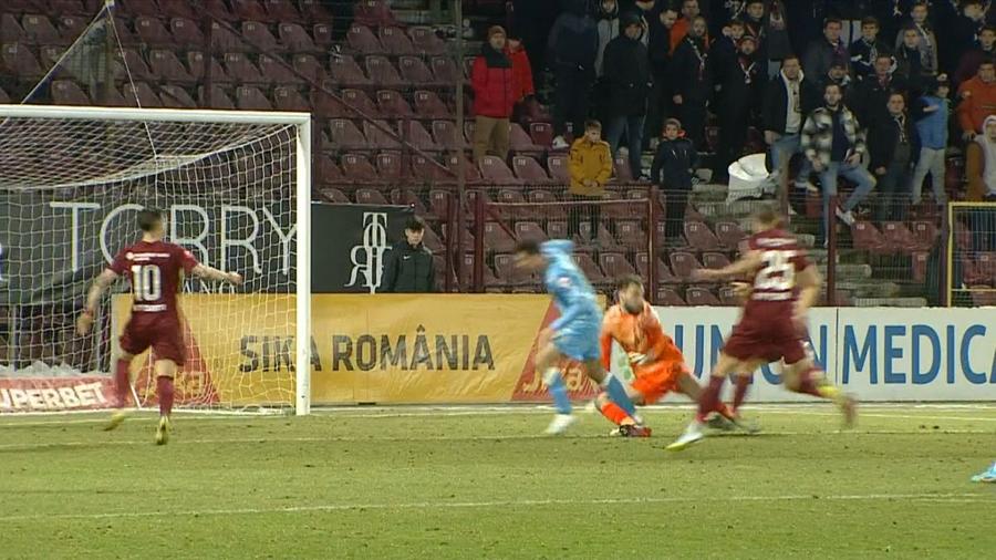 Faltul lui Sava asupra lui Milosevic/ foto: captură Orange Sport Dan Petrescu, discurs halucinant după arbitrajul de la CFR - UTA: „Să-mi spuneți și mie o fază în care am fost avantajați”