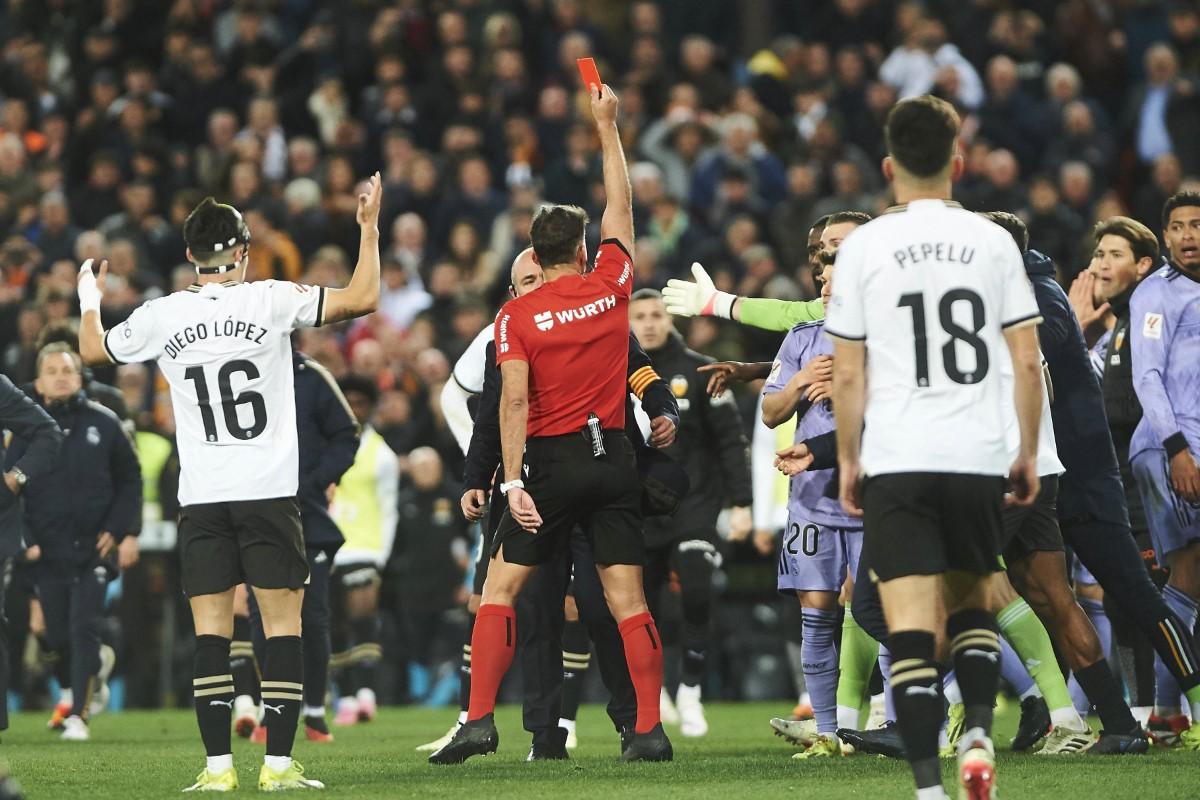 Scandal imens în La Liga: Real Madrid marcase golul victoriei, dar arbitrul a fluierat finalul meciului! „Galacticii” au sărit pe arbitru, Bellingham a văzut ROȘU!