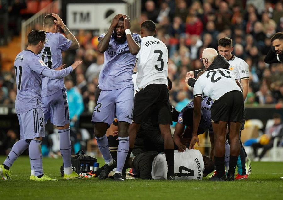 Jucătorii ambelor formații au fost afectați de accidentarea lui Diakhaby. Foto: Imago Scandal imens în La Liga: Real Madrid marcase golul victoriei, dar arbitrul a fluierat finalul meciului! „Galacticii” au sărit pe arbitru, Bellingham a văzut ROȘU!