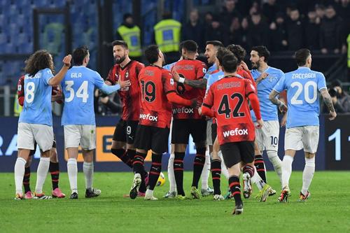 Nervi întinși în Lazio - Milan, vineri seară / Foto: Imago