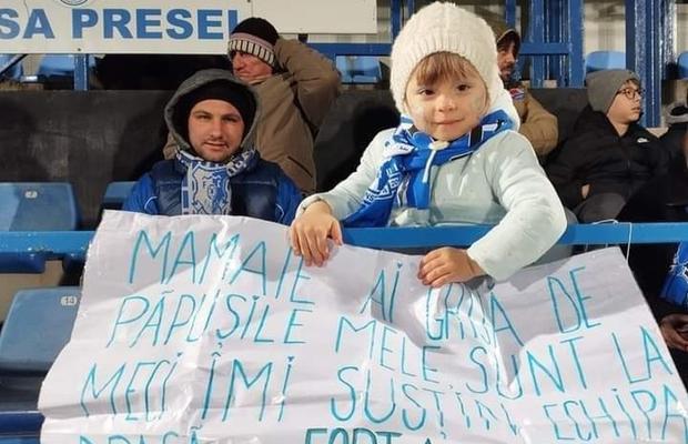 Momentul serii la Farul - CFR Cluj » Mesajul emoționant arătat de o fetiță pentru bunica ei