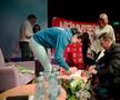 Cristina Neagu semnând autografe eveniment Neînvinșii Foto: Raed Krishan (GSP)
