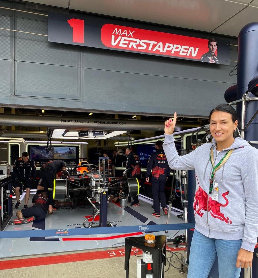 Cristina Neagu la Silverstone în iulie 2022 Foto: Instagram Cristina Neagu: „Când îmi voi încheia cariera, voi lua o pauză, consumul psihic a fost enorm în ultimii ani”