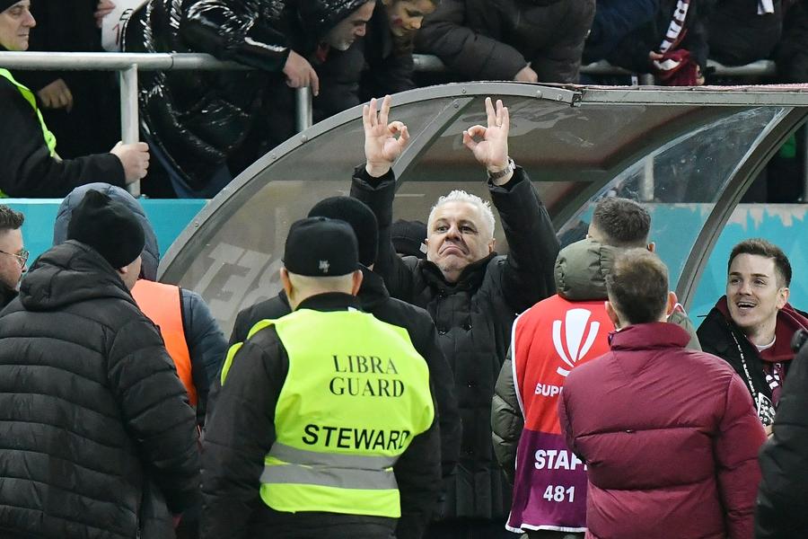 Marius Șumudică a explicat semnul făcut către galeria FCSB-ului: „Le-am arătat că sunt ZERO! Cetățeni! Șmecherii sunt la Peluza Sud”