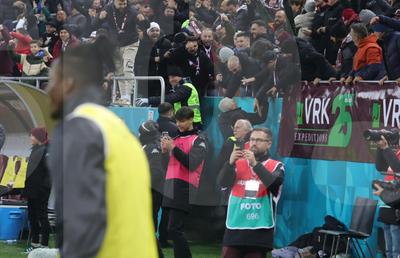 Cea mai nebună fază din Rapid - FCSB » Șumudică s-a dezlănțuit pe margine și s-a dus direct la suporteri! VAR-ul i-a stricat petrecerea