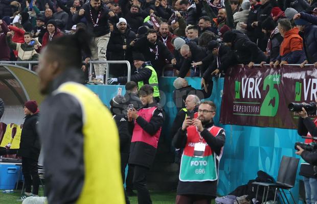 Cea mai nebună fază din Rapid - FCSB » Șumudică s-a dezlănțuit pe margine și s-a dus direct la suporteri! VAR-ul i-a stricat petrecerea