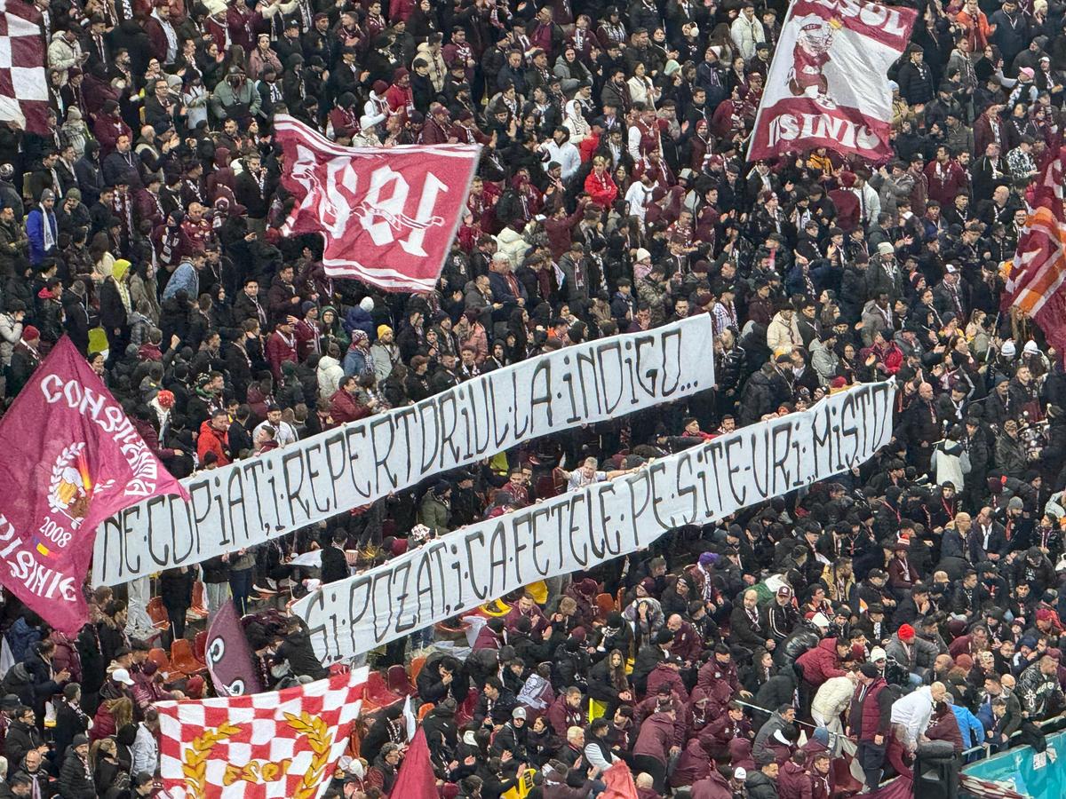 Rapid - FCSB, toate mesajele afișate » Ironii și jigniri pe Arena Națională, banner cu greșeală gramaticală în peluză